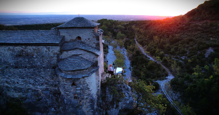 Η «ιπτάμενη πιανίστρια» Έλενα Ξυδιά παίζει πιάνο στο χείλος του γκρεμού στον Όλυμπο - Δείτε βίντεο