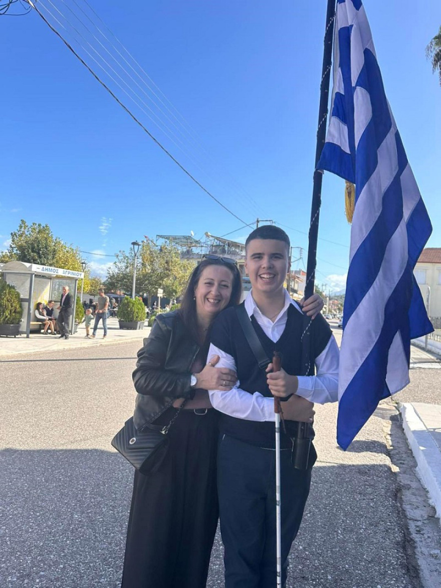 Αισθάνθηκα περήφανος που παρέλασα και εγώ - Συγκινήθηκα που ήμουν μπροστά με τη σημαία, λέει ο τυφλός σημαιοφόρος της Γαβαλού