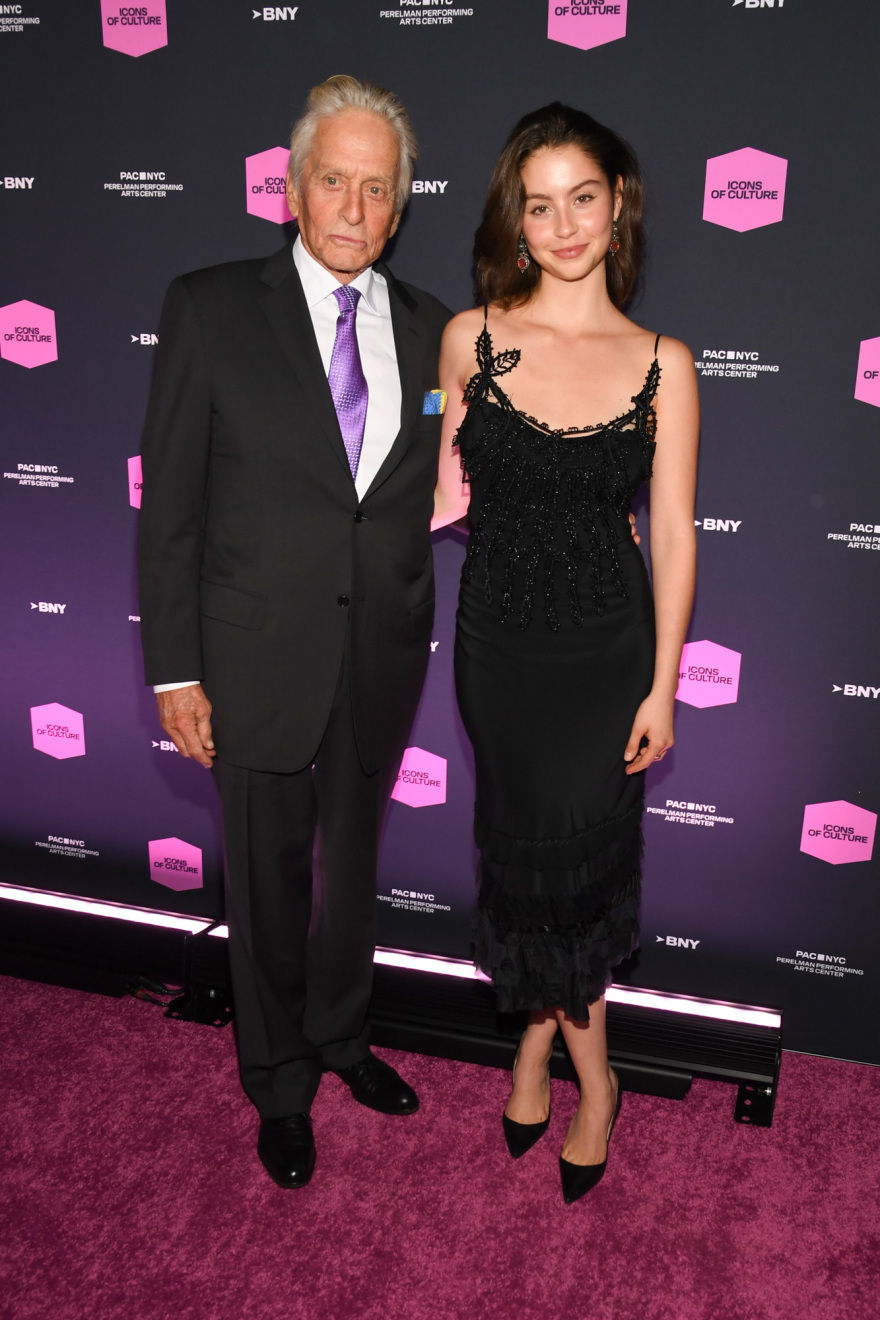 Κάθριν Ζέτα Τζόουνς: Η κόρη της εμφανίστηκε με vintage φόρεμα που είχε βάλει η ηθοποιός πριν από 20 χρόνια