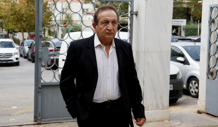 Συγκίνηση στο τελευταίο αντίο στον Γιώργο Νιάρχο - Συντετριμμένες η σύζυγός του, Μάρα Θρασυβουλίδου και η κόρη του