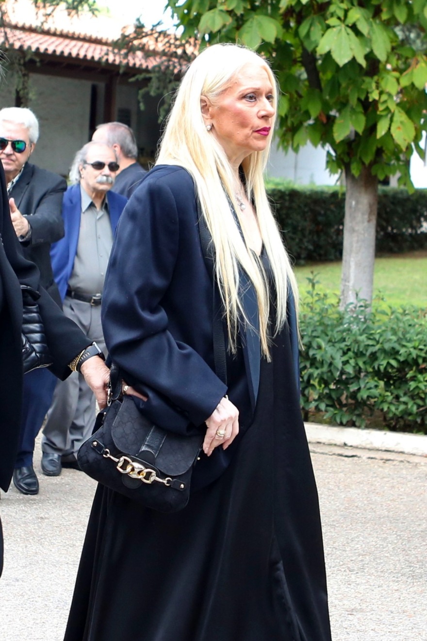 Συγκίνηση στο τελευταίο αντίο στον Γιώργο Νιάρχο - Συντετριμμένες η σύζυγός του, Μάρα Θρασυβουλίδου και η κόρη του