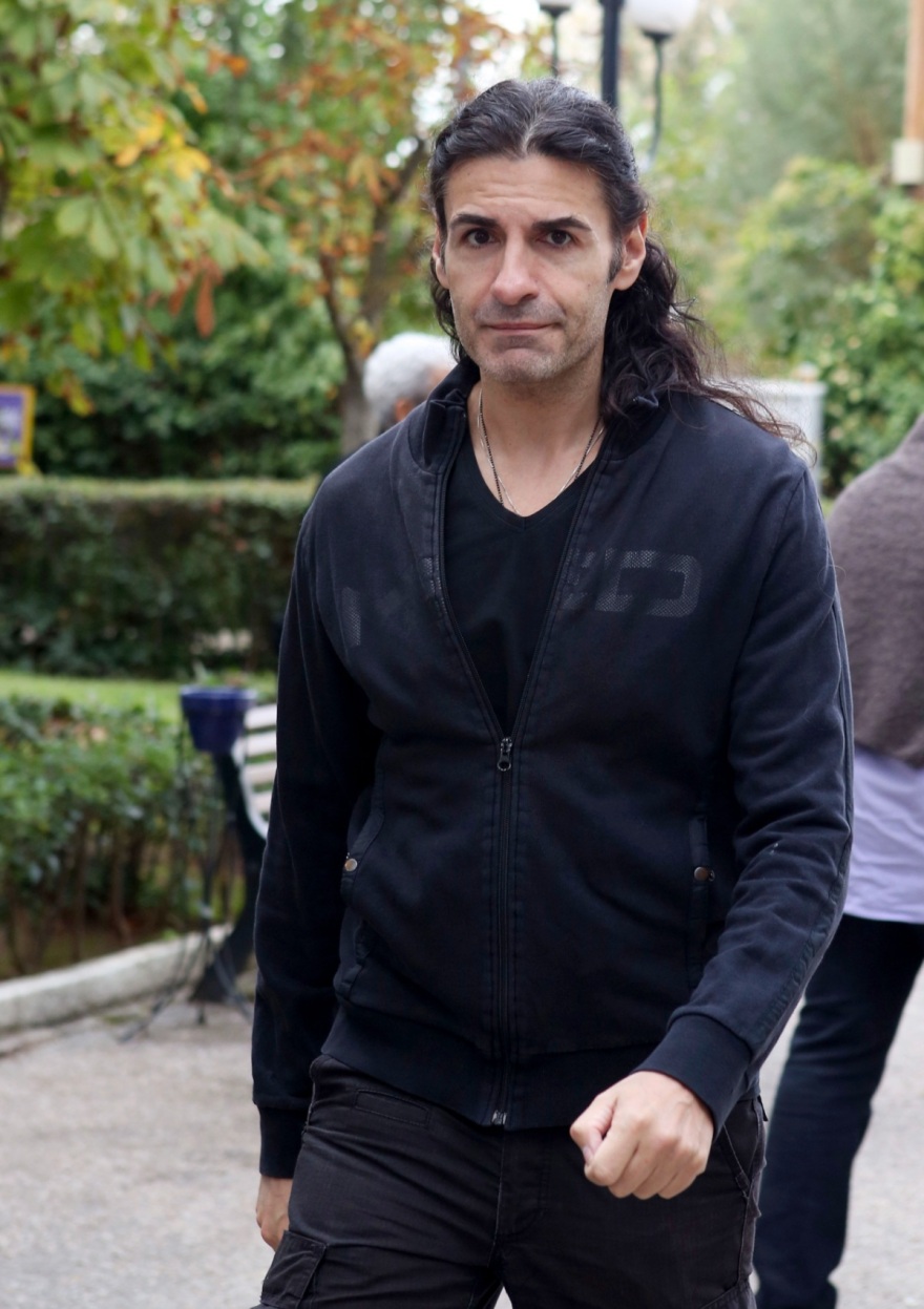 Συγκίνηση στο τελευταίο αντίο στον Γιώργο Νιάρχο - Συντετριμμένες η σύζυγός του, Μάρα Θρασυβουλίδου και η κόρη του