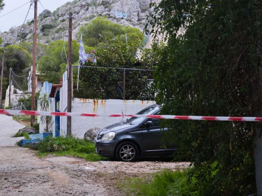 Άγρια δολοφονία ηλικιωμένης στη Σαλαμίνα: Τη χτύπησαν με μπουκάλι στο κεφάλι - Έχει και τραύματα από μαχαίρι στα χέρια της