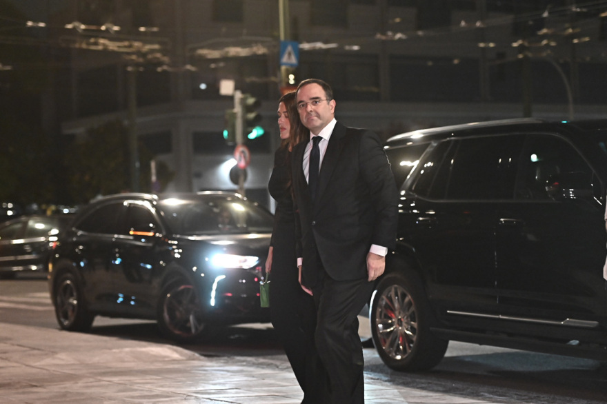 Οι καλεσμένοι της Κίμπερλι Γκιλφόιλ, πολιτικοί και επιχειρηματίες, στον Αργυρό - Δείτε φωτογραφίες και βίντεο