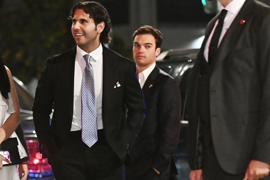 Οι καλεσμένοι της Κίμπερλι Γκιλφόιλ, πολιτικοί και επιχειρηματίες, στον Αργυρό - Δείτε φωτογραφίες και βίντεο