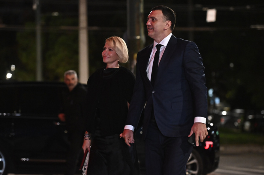 Οι καλεσμένοι της Κίμπερλι Γκιλφόιλ, πολιτικοί και επιχειρηματίες, στον Αργυρό - Δείτε φωτογραφίες και βίντεο