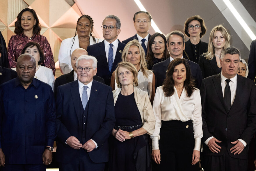 Τα εντυπωσιακά εγκαίνια για το «φαραωνικό» αρχαιολογικό μουσείο με φόντο ένα από τα Επτά Θαύματα του Αρχαίου Κόσμου