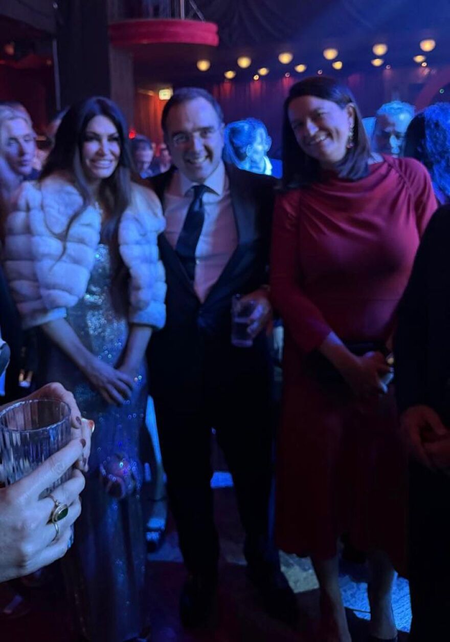 Οι καλεσμένοι της Κίμπερλι Γκιλφόιλ, πολιτικοί και επιχειρηματίες, στον Αργυρό - Δείτε φωτογραφίες και βίντεο