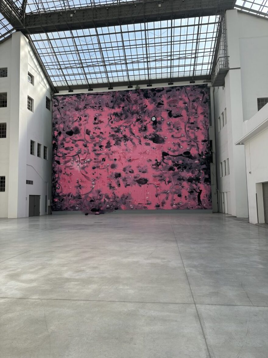 Κώστας Τσόκλης: Επίσημη παρουσίαση στο Καπνεργοστάσιο για το νέο έργο του που προκαλεί «Δέος»