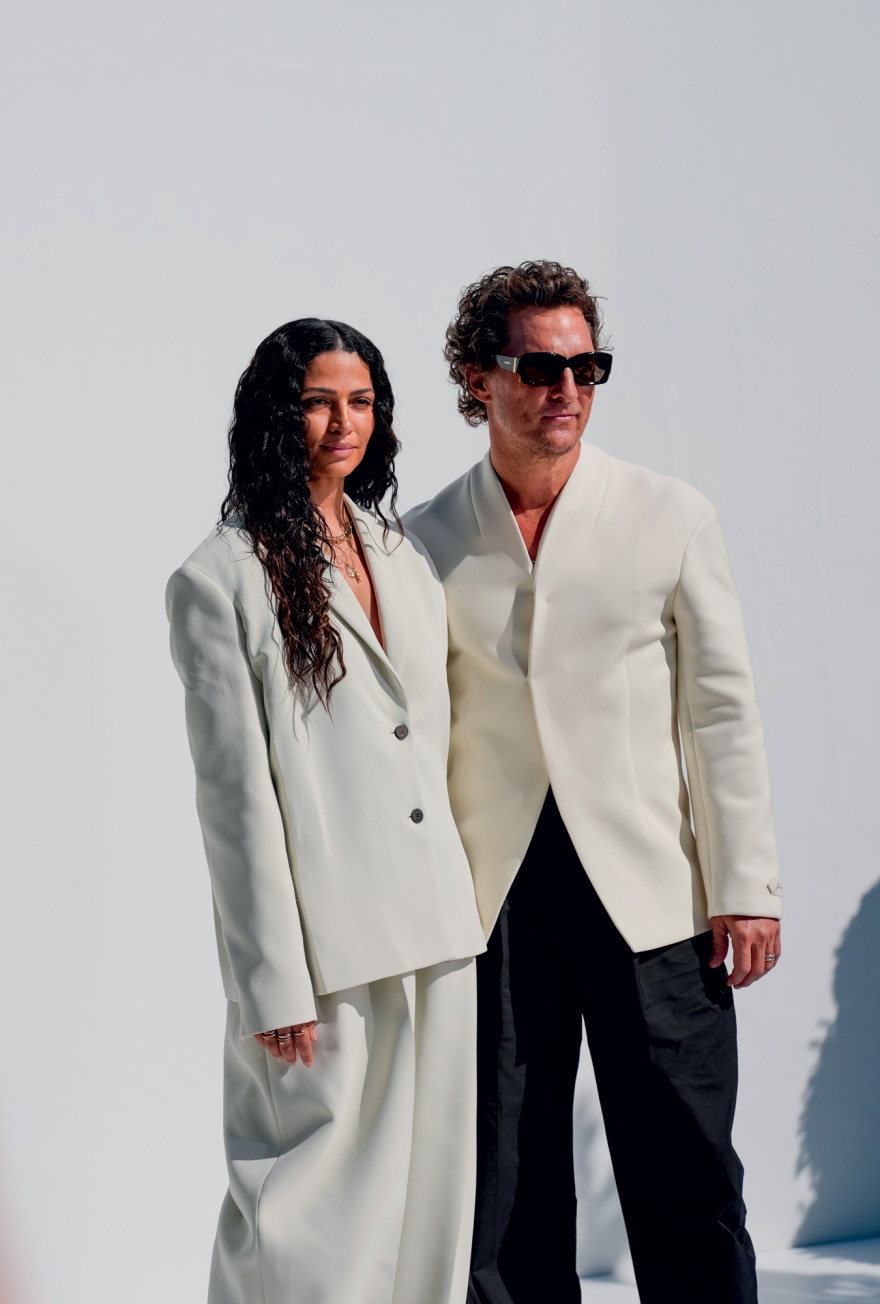 Ο Matthew McConaughey και η America Ferrera γίνονται οι ήρωες της διπλανής πόρτας