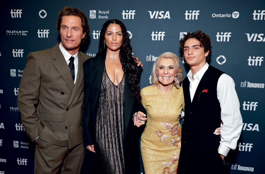 Ο Matthew McConaughey και η America Ferrera γίνονται οι ήρωες της διπλανής πόρτας
