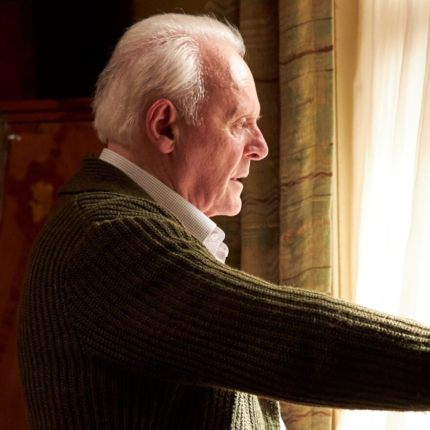 «Έπαιξα ενστικτωδώς τον Χάνιμπαλ, γιατί έχω τον διάβολο μέσα μου»: Ο Άντονι Χόπκινς, οι μεγάλοι ρόλοι, ο αλκοολισμός και η κόρη που δεν θέλει να τον βλέπει