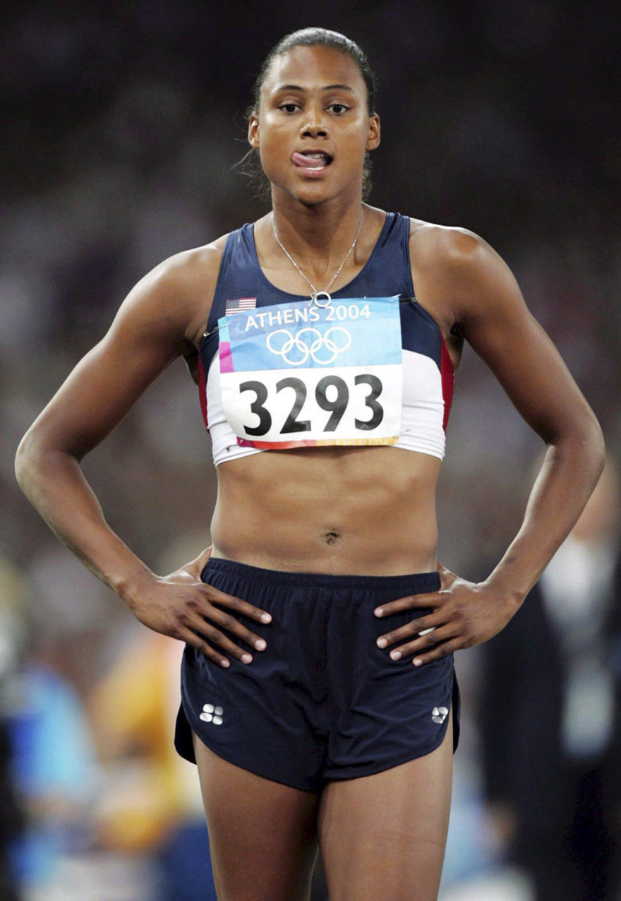 «Τα γόνατά μου κρέμονται από μία κλωστή, αλλά ακόμα στέκομαι όρθια» λέει η θρυλική Ολυμπιονίκης Μάριον Τζόουνς - Δείτε βίντεο