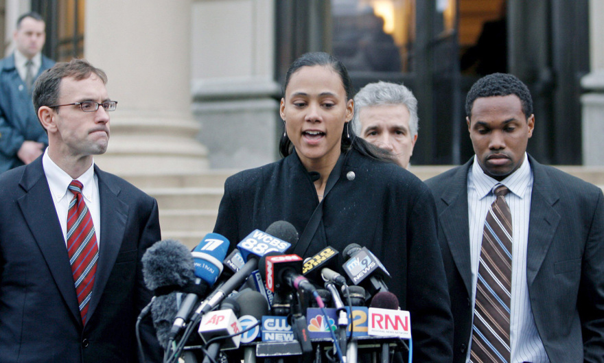 «Τα γόνατά μου κρέμονται από μία κλωστή, αλλά ακόμα στέκομαι όρθια» λέει η θρυλική Ολυμπιονίκης Μάριον Τζόουνς - Δείτε βίντεο