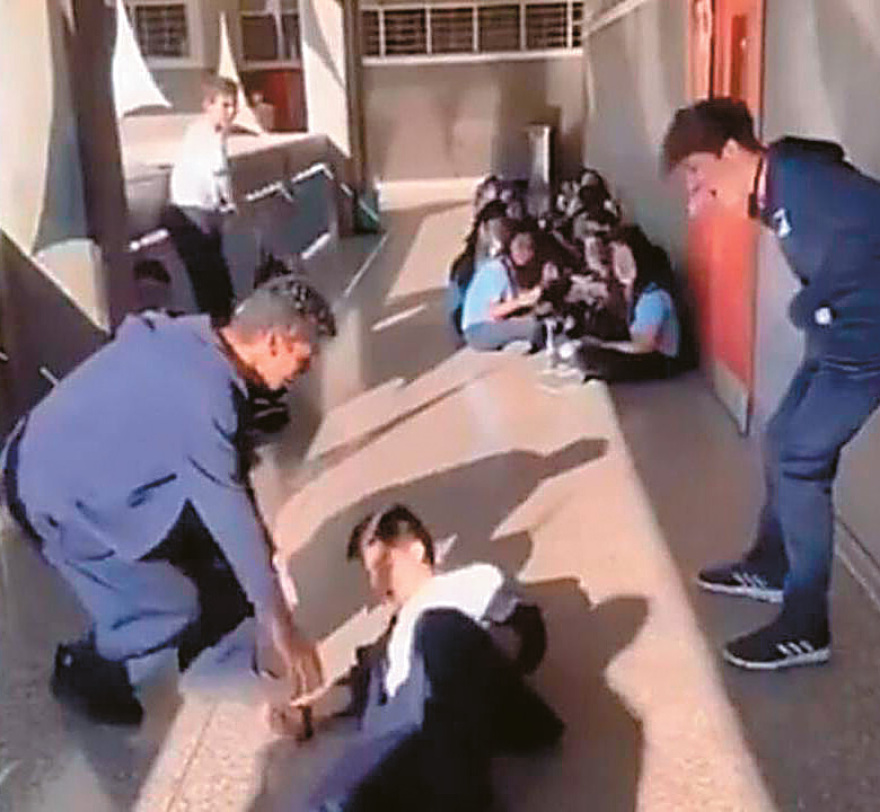 Από το «αμάσητο μπέργκερ», στο παιχνίδι της ασφυξίας: Ποια είναι τα πιο ακραία challenges που κάνουν οι έφηβοι