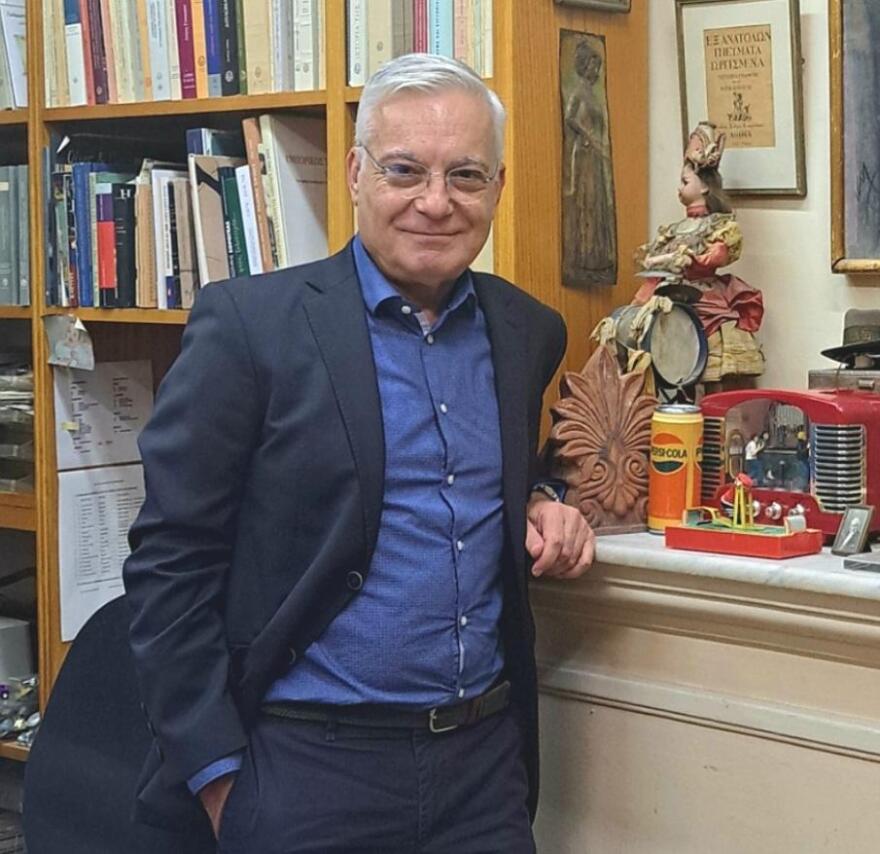 «Από το Μουσείο στην Κυψέλη»: Βιωματικοί περίπατοι στην ψυχογεωγραφία της Αθήνας στο νέο βιβλίο του Νίκου Βατόπουλου