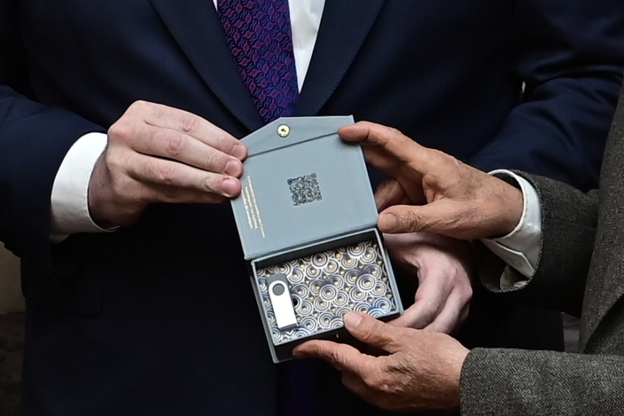 Ο Πιερρακάκης κατέθεσε τον Προϋπολογισμό του 2026 στη Βουλή για πρώτη φορά σε QR code - Καταργείται από του χρόνου το USB