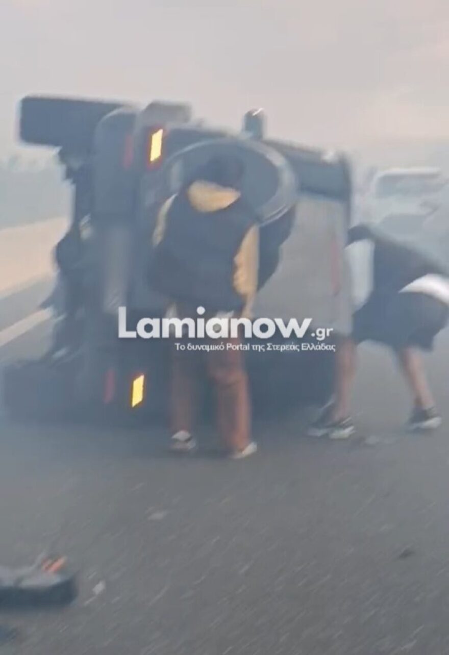 Δείτε βίντεο: Σοβαρό τροχαίο στον Ε65 μετά από φωτιά σε χωράφι - Συγκρούστηκαν δύο οχήματα, ντεραπάρισε SUV