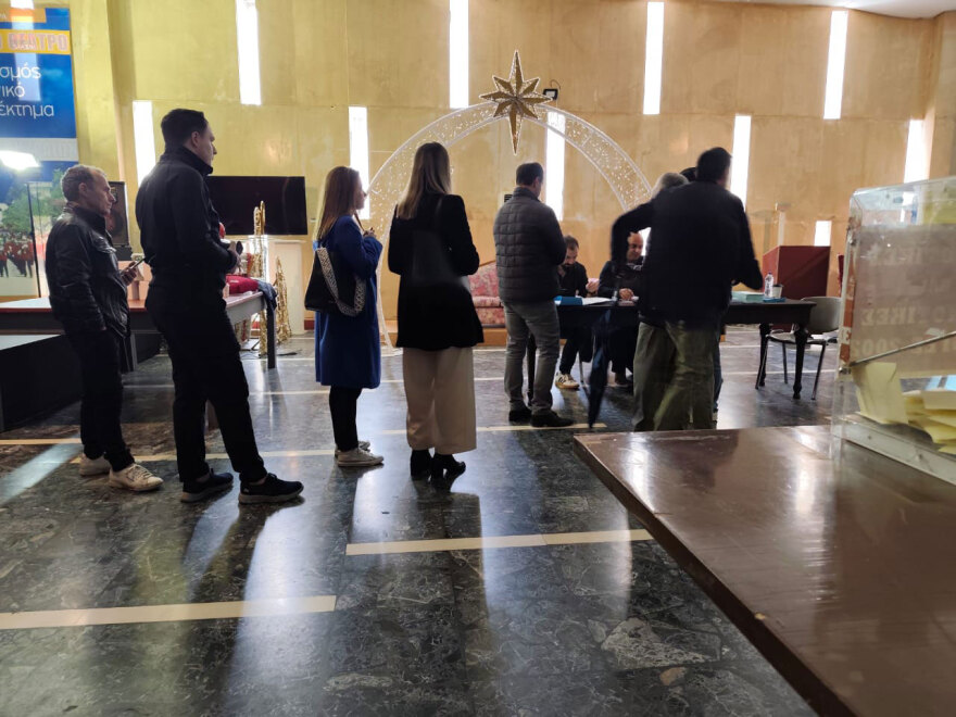 Ομαλά και με μεγάλη συμμετοχή συνεχίζονται οι εσωκομματικές εκλογές της ΝΔ, στις 19:00 κλείνουν οι κάλπες - Δείτε φωτογραφίες