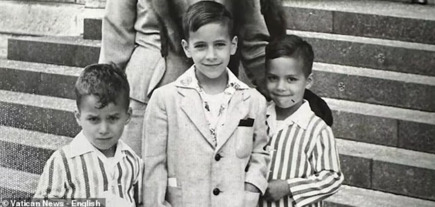 Ποιος είναι ο μικρός με το αγγελικό χαμόγελο που έγινε μία από τις πιο επιδραστικές μορφές στον κόσμο - Τι είχε προβλέψει δασκάλα του