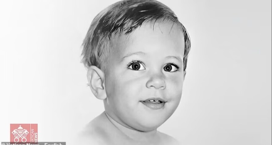 Ποιος είναι ο μικρός με το αγγελικό χαμόγελο που έγινε μία από τις πιο επιδραστικές μορφές στον κόσμο - Τι είχε προβλέψει δασκάλα του