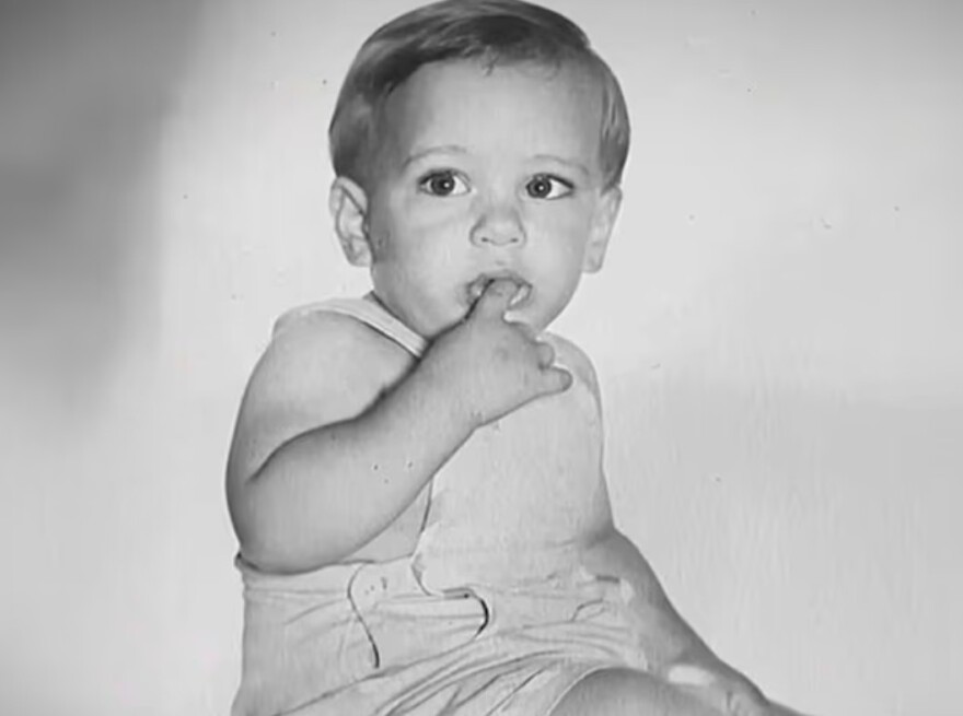 Ποιος είναι ο μικρός με το αγγελικό χαμόγελο που έγινε μία από τις πιο επιδραστικές μορφές στον κόσμο - Τι είχε προβλέψει δασκάλα του