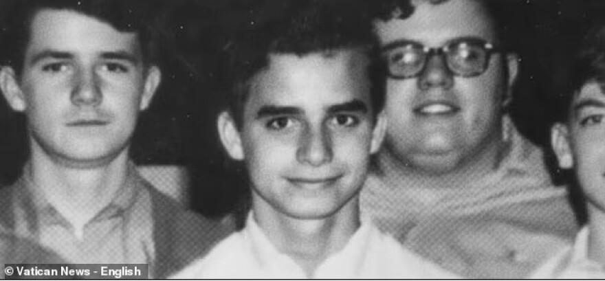 Ποιος είναι ο μικρός με το αγγελικό χαμόγελο που έγινε μία από τις πιο επιδραστικές μορφές στον κόσμο - Τι είχε προβλέψει δασκάλα του