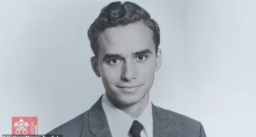 Ποιος είναι ο μικρός με το αγγελικό χαμόγελο που έγινε μία από τις πιο επιδραστικές μορφές στον κόσμο - Τι είχε προβλέψει δασκάλα του