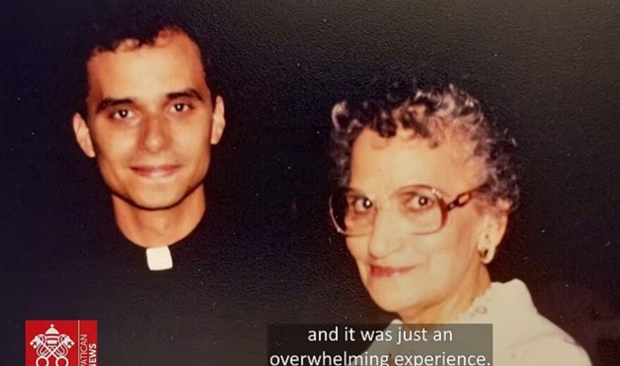 Ποιος είναι ο μικρός με το αγγελικό χαμόγελο που έγινε μία από τις πιο επιδραστικές μορφές στον κόσμο - Τι είχε προβλέψει δασκάλα του