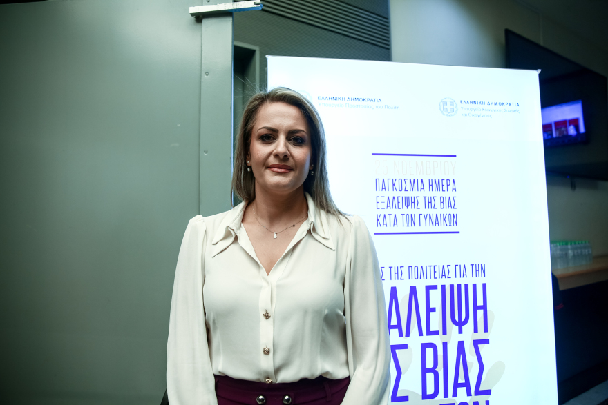 Χρυσοχοΐδης: Είμαστε στα χαρακώματα για την εξάλειψη της βίας κατά των γυναικών - Πάνω από 90 ενεργοποίησεις του Panic Button κάθε μήνα