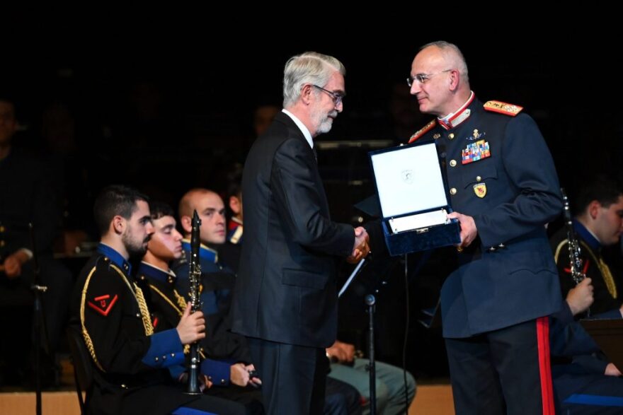 Λαμπρή εκδήλωση παρουσία Δένδια για την ημέρα των Ενόπλων Δυνάμεων στο Μέγαρο Μουσικής