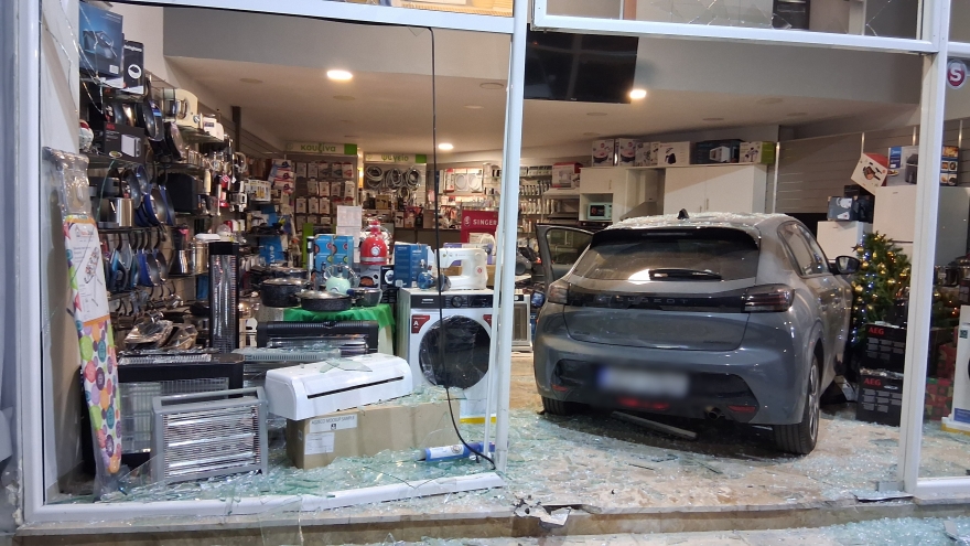 Ξέφρενη πορεία αυτοκινήτου στο Ναύπλιο: Μπήκε σε κατάστημα ηλεκτρικών ειδών - Δείτε βίντεο