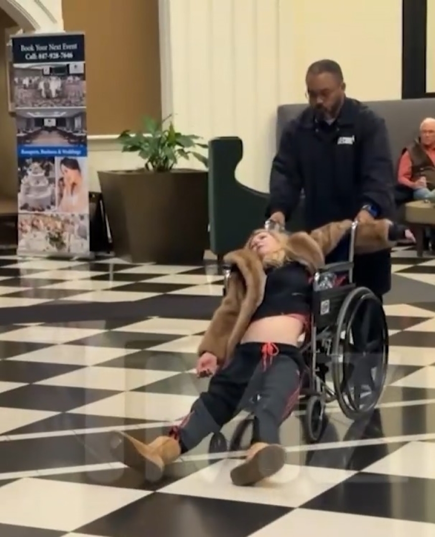 Η ταραχώδης διαδρομή της Τάρα Ριντ - Η νέα καταγγελία ότι τη νάρκωσαν σε ξενοδοχείο και το σκοτεινό παρελθόν που επιστρέφει στο προσκήνιο