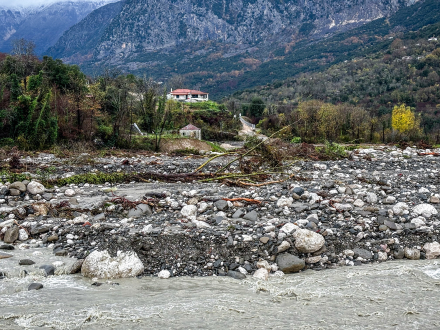 Καιρός-Κακοκαιρία Adel: Αναποδογυρισμένα παιχνίδια από παιδική χαρά και λασπόνερα παντού στα Τζουμέρκα - Δείτε φωτογραφίες