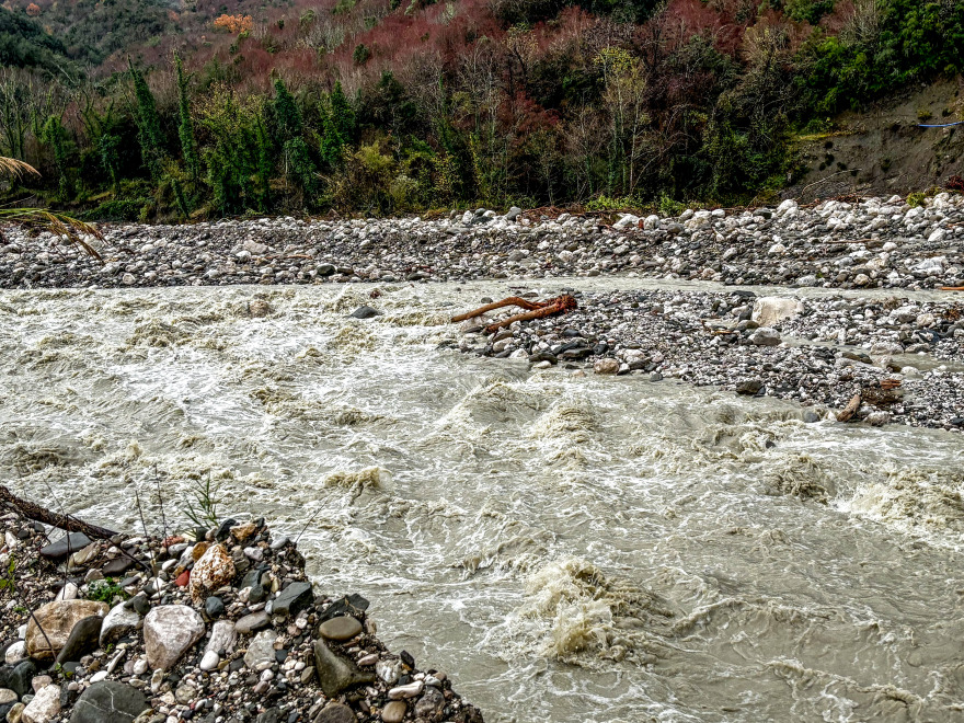 Καιρός-Κακοκαιρία Adel: Αναποδογυρισμένα παιχνίδια από παιδική χαρά και λασπόνερα παντού στα Τζουμέρκα - Δείτε φωτογραφίες