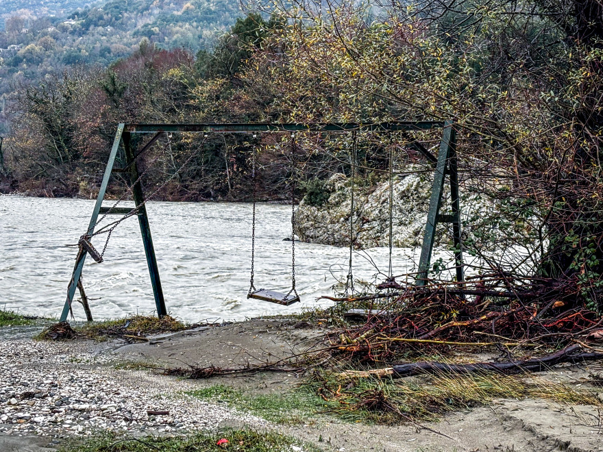 Καιρός-Κακοκαιρία Adel: Αναποδογυρισμένα παιχνίδια από παιδική χαρά και λασπόνερα παντού στα Τζουμέρκα - Δείτε φωτογραφίες