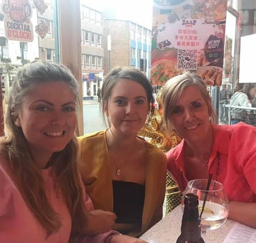 22χρονη στη Βρετανία ανάρτησε γυμνές φωτογραφίες της πρώην συντρόφου του πατέρα της και κατέληξε στη φυλακή