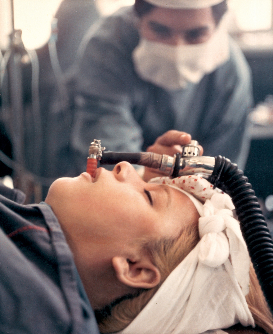 Άγνωστες ιστορίες της Βουγιουκλάκη, της Καρέζη και άλλων αστέρων - Οι διηγήσεις του γυναικολόγου των διασήμων Νίκου Παπανικολάου