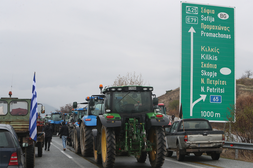 Αμετακίνητοι οι αγρότες: Έκλεισε το τελωνείο Προμαχώνα, διεκόπη η κυκλοφορία και σε τμήμα της Εγνατίας Οδού στην Κομοτηνή
