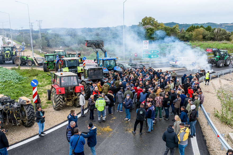 Οι αγρότες έκλεισαν την εθνική οδό Πατρών – Πύργου