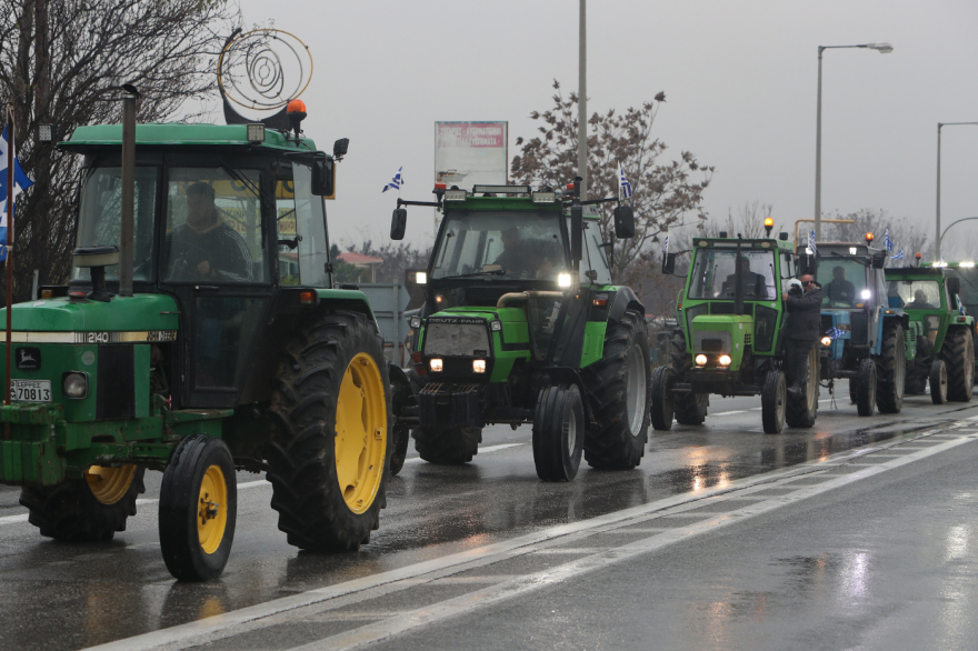 Αμετακίνητοι οι αγρότες: Έκλεισε το τελωνείο Προμαχώνα, διεκόπη η κυκλοφορία και σε τμήμα της Εγνατίας Οδού στην Κομοτηνή
