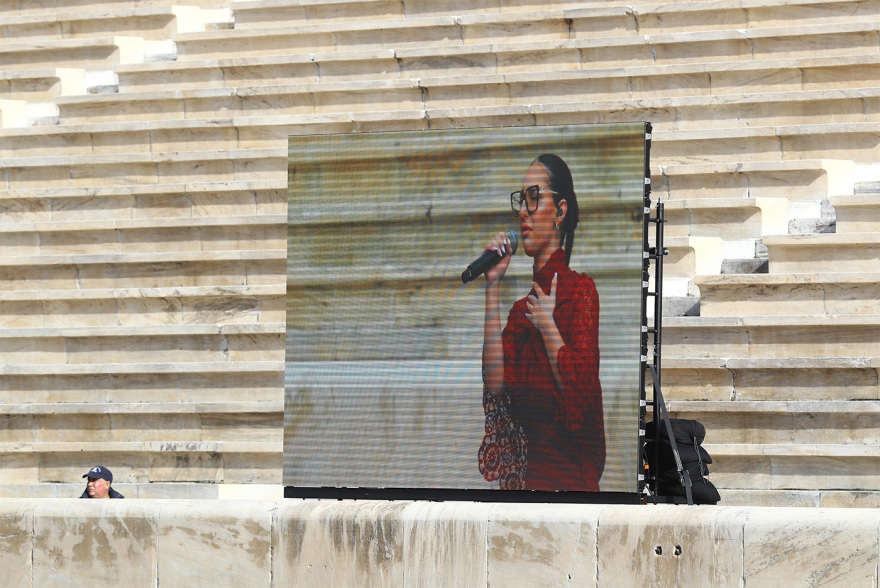 Η Ολυμπιακή Φλόγα παραδόθηκε στο Μιλάνο για τους Χειμερινούς Ολυμπιακούς Αγώνες, δείτε βίντεο