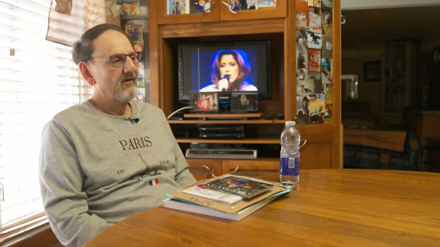 Κόλπο όπως με τον fake Μπραντ Πιτ: Απατεώνισσα προσποιούμενη την ερωτευμένη «Λάρα Φαμπιάν» απέσπασε 250.000 ευρώ από συνταξιούχο Καναδό!
