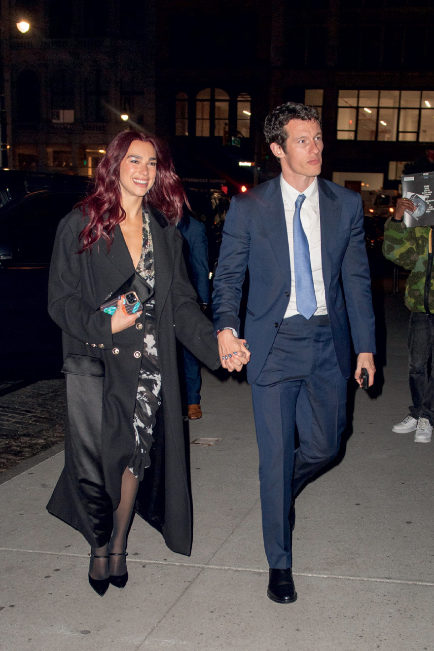 Κάλουμ Τέρνερ: Ο σταρ που αγάπησε η Ντούα Λίπα είναι πρώην μοντέλο και προβάρει το κοστούμι του Τζέιμς Μποντ