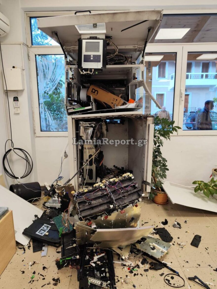 Ανατίναξαν ΑΤΜ στο Κυριάκι Βοιωτίας, έκλεψαν όλα τα χρήματα και έφυγαν, δείτε φωτογραφίες
