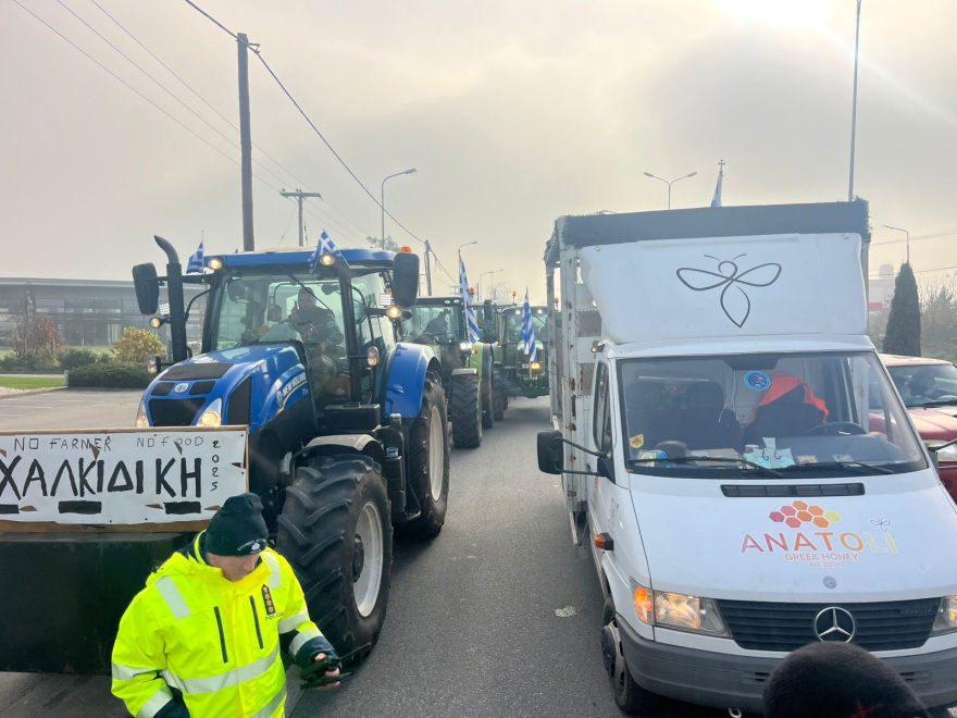 Προς το λιμάνι της Θεσσαλονίκης κατευθύνονται αγρότες με τρακτέρ, η εικόνα από τα υπόλοιπα μπλόκα της χώρας
