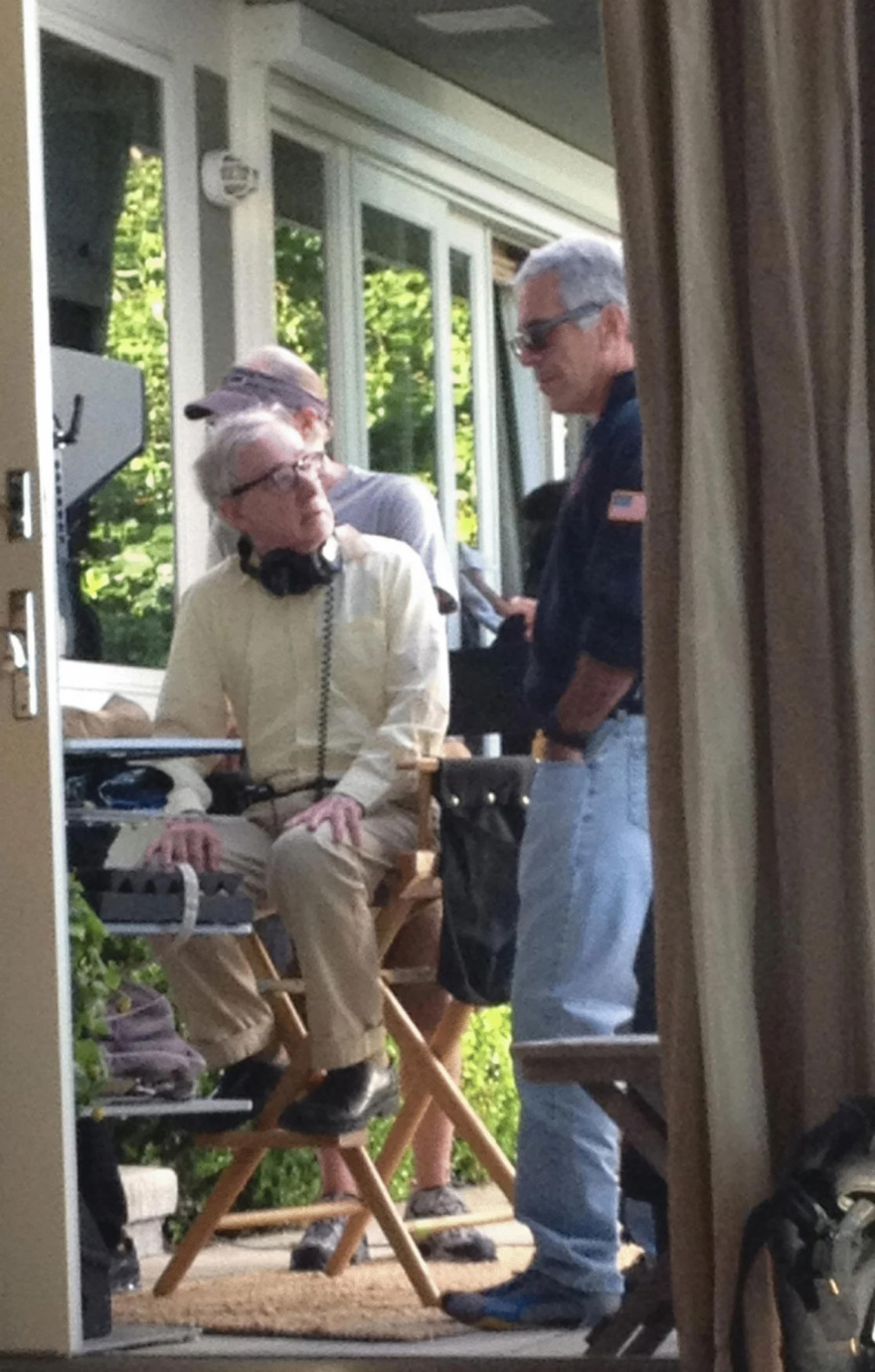 Νέες φωτογραφίες του Έπσταϊν και των καλεσμένων του στη δημοσιότητα: Προφυλακτικά «Τραμπ» και πάρτι με γυναίκες