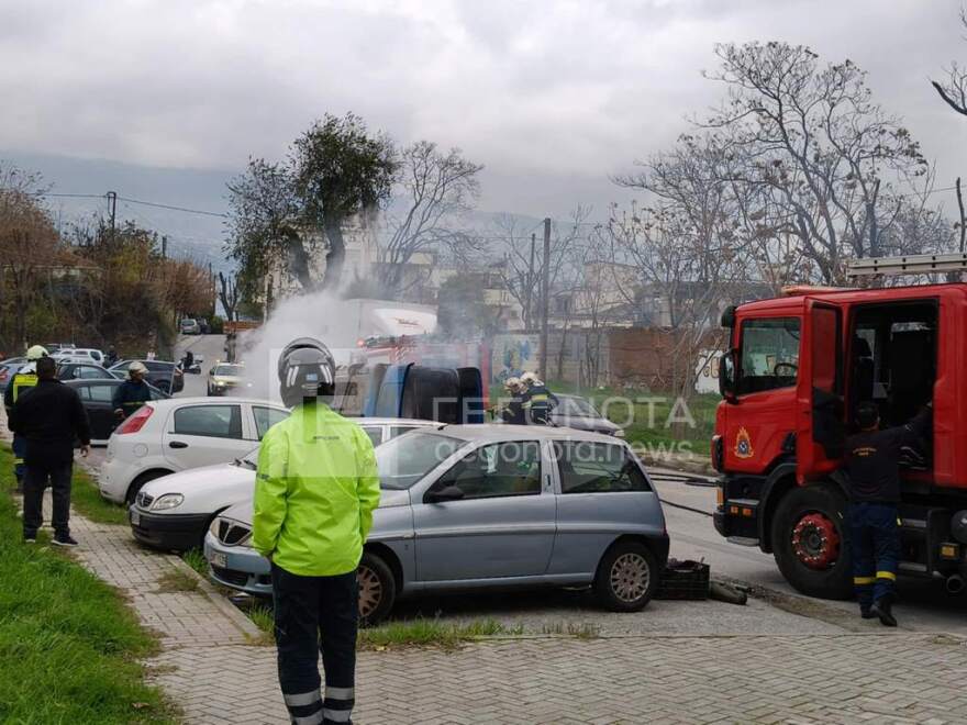Βόλος: Φορτηγάκι τυλίχθηκε στις φλόγες (εικόνες) 4 Φορτηγάκι τυλίχθηκε στις φλόγες στον Βόλο, δείτε φωτογραφίες
