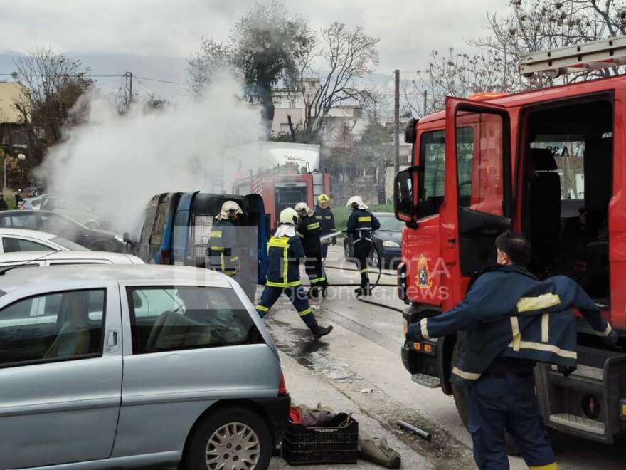 Φορτηγάκι τυλίχθηκε στις φλόγες στο Βόλο, δείτε φωτογραφίες