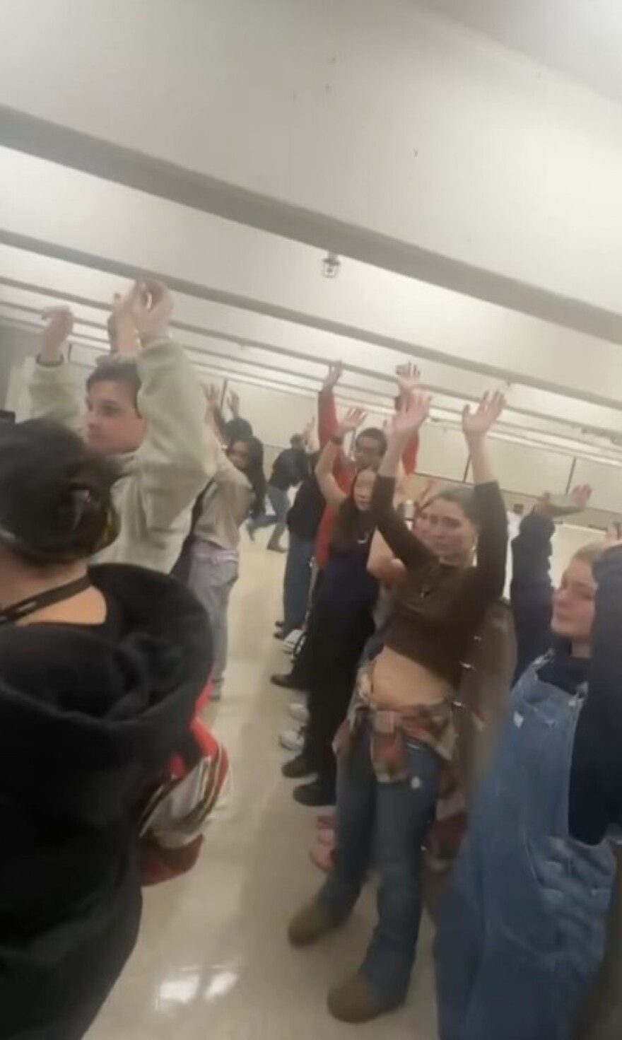 Οι στιγμές τρόμου στο πανεπιστήμιο Brown μετά τους πυροβολισμούς: Αστυνομικοί απομάκρυναν φοιτητές που είχαν κρυφτεί